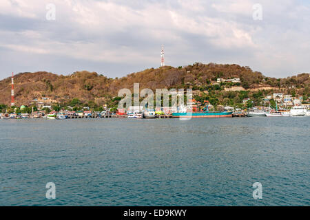 La ville et le port de Labuan Bajo sur l'île de Flores, à l'Est de Nusa Tenggara, en Indonésie. Banque D'Images