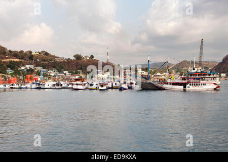 La ville et le port de Labuan Bajo sur l'île de Flores, à l'Est de Nusa Tenggara, en Indonésie. Banque D'Images