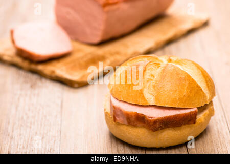 Rouleau avec pain de viande de boeuf et de porc sur une table en bois Banque D'Images