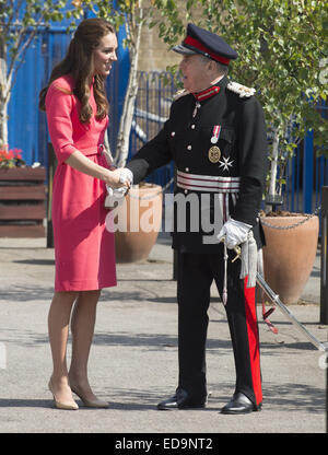 La duchesse de Cambridge l'école Saint-sacrement visites pour voir la progression de M-PACT Plus un projet de l'école d'aborder la toxicomanie dans les familles, qui Son Altesse Royale a lancé avec John Bishop à Manchester en 2013. La duchesse de Cambridge se réunit Banque D'Images