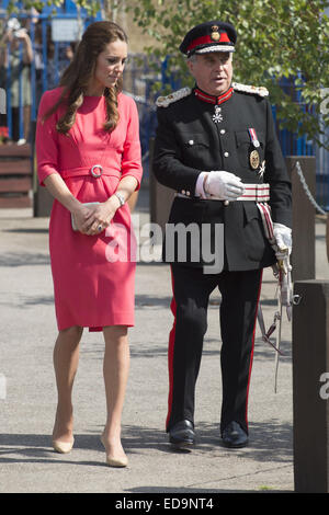 La duchesse de Cambridge l'école Saint-sacrement visites pour voir la progression de M-PACT Plus un projet de l'école d'aborder la toxicomanie dans les familles, qui Son Altesse Royale a lancé avec John Bishop à Manchester en 2013. La duchesse de Cambridge se réunit Banque D'Images