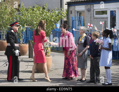 La duchesse de Cambridge l'école Saint-sacrement visites pour voir la progression de M-PACT Plus un projet de l'école d'aborder la toxicomanie dans les familles, qui Son Altesse Royale a lancé avec John Bishop à Manchester en 2013. La duchesse de Cambridge se réunit Banque D'Images