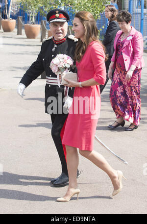 La duchesse de Cambridge l'école Saint-sacrement visites pour voir la progression de M-PACT Plus un projet de l'école d'aborder la toxicomanie dans les familles, qui Son Altesse Royale a lancé avec John Bishop à Manchester en 2013. La duchesse de Cambridge se réunit Banque D'Images