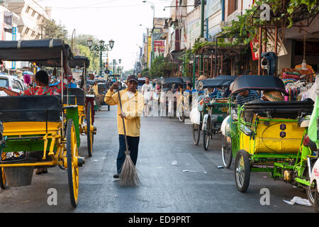 Street Sweeper et les charrettes à cheval sur Jalan Malioboro, l'une des principales avenues de Yogyakarta, Java, Indonésie. Banque D'Images