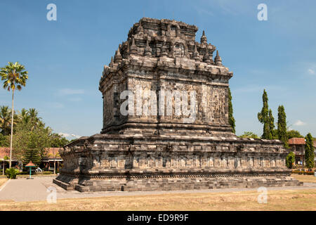 Candi Mendut, un 9ème siècle temple bouddhiste lié à Borobodur à Magelang, près de Yogyakarta, dans le centre de Java, en Indonésie. Banque D'Images