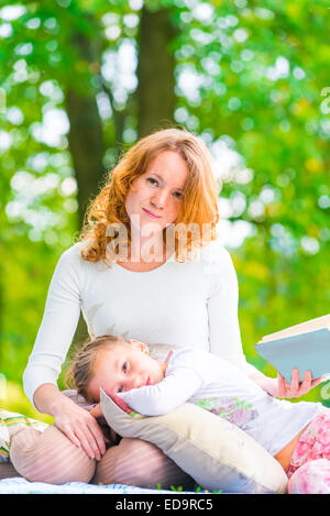 Portrait vertical d'une mère et sa fille dans le parc Banque D'Images