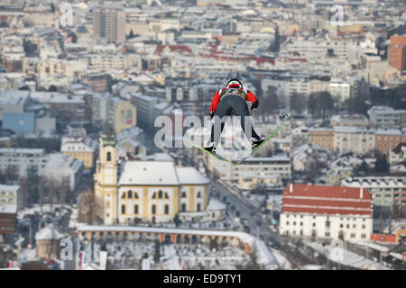 Innsbruck, Autriche. 06Th Jan, 2015. Simon Ammann de la Suisse s'élève dans l'air pendant une session de formation pour la troisième étape de la 63e tournoi collines quatre cas de saut à ski à Innsbruck, Autriche, 03 janvier 2015. Photo : Daniel Karmann/dpa/Alamy Live News Banque D'Images