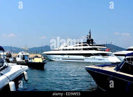 Yacht de luxe au port de Saint Tropez Var Provence Côte d'Azur France Banque D'Images