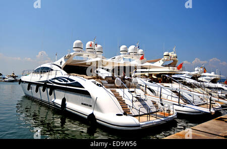 Yacht de luxe dans il port de Saint Tropez Var Provence Côte d'Azur France Banque D'Images