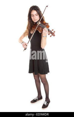 Teenage girl joue du violon dans studio avec fond blanc Banque D'Images