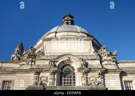 L'hôtel de ville, Cardiff, Pays de Galles, Royaume-Uni. Détail de la façade avec le dôme Banque D'Images