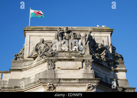 L'hôtel de ville, Cardiff, Pays de Galles, Royaume-Uni. Les statues sur la façade représentant l'unité et de patriotisme, avec le drapeau gallois Banque D'Images