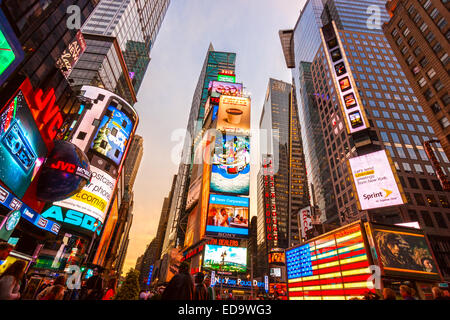 NEW YORK CITY - 25 mars : Times Square, les théâtres de Broadway avec LED et d'animation, est un symbole de la ville de New York et Banque D'Images