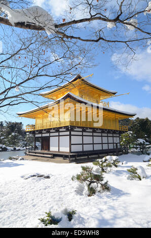 Kinkakuji (Pavillon d'or / Golden Temple) à Kyoto, au Japon, avec une couverture de neige. Banque D'Images