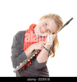 Jeune fille aux cheveux roux et taches de rousseur avec flûte en studio against white background Banque D'Images