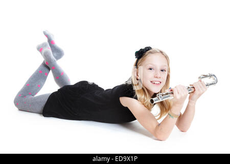 Jeune fille blonde holding flute dans studio against white background Banque D'Images