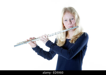 Jeune fille blonde jouant flûte en studio against white background Banque D'Images