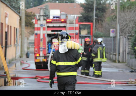 Pompier en action au cours de l'incendie. Banque D'Images