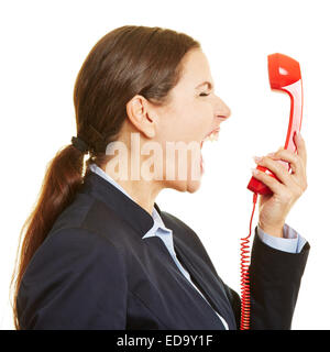 Angry businesswoman crier très fort dans un téléphone rouge Banque D'Images