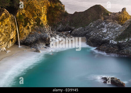 McWay Falls, Big Sur en Californie. Banque D'Images