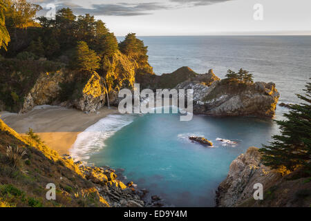 McWay Falls, Big Sur en Californie. Banque D'Images