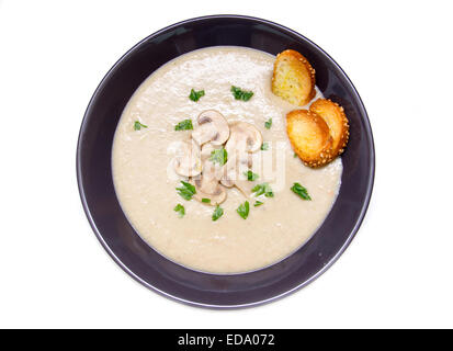 Crème de champignons sur plaque sur fond blanc Vue de dessus Banque D'Images