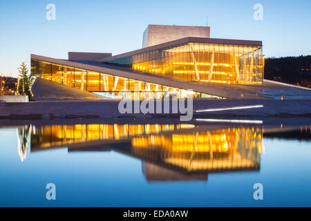 Oslo Opera House cirées au crépuscule, crépuscule du matin, la Norvège Banque D'Images