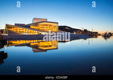 Oslo Opera House cirées au crépuscule, crépuscule du matin, la Norvège Banque D'Images