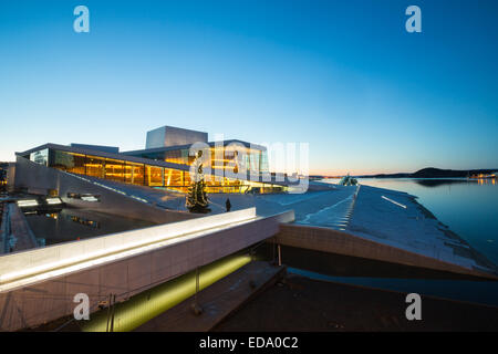 Oslo Opera House cirées au crépuscule, crépuscule du matin, la Norvège Banque D'Images