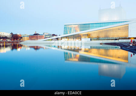 Oslo Opera House cirées au crépuscule, crépuscule du matin, la Norvège Banque D'Images