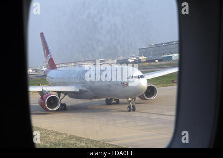 Un avion Virgin Atlantic le roulage pour s'aligner sur la piste à l'aéroport de Gatwick Banque D'Images