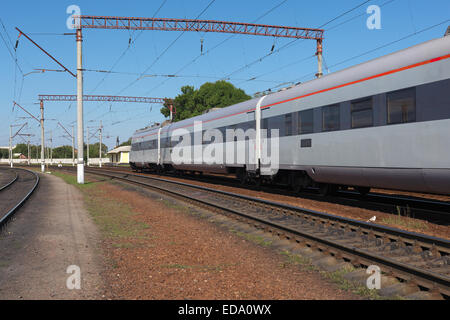 Régional de vitesse le train au départ de la gare Banque D'Images
