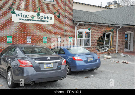 Media, New York, USA. 06Th Jan, 2015. Conducteur ivre se plante sa Jeep Compass dans un Wine & Spirits liquor store in Media, New York en laissant un trou béant dans le mur de brique et d'exposer des centaines de bouteilles de vin : Don Mennig Crédit/Alamy Live News Banque D'Images