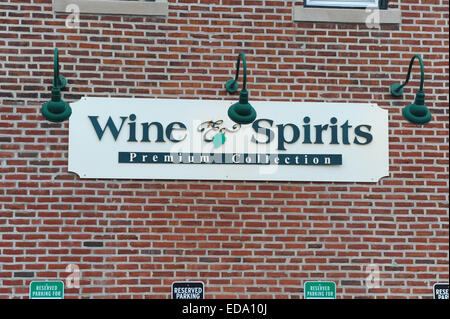 Media, New York, USA. 06Th Jan, 2015. Conducteur ivre se plante sa Jeep Compass dans un Wine & Spirits liquor store in Media, New York en laissant un trou béant dans le mur de brique et d'exposer des centaines de bouteilles de vin : Don Mennig Crédit/Alamy Live News Banque D'Images