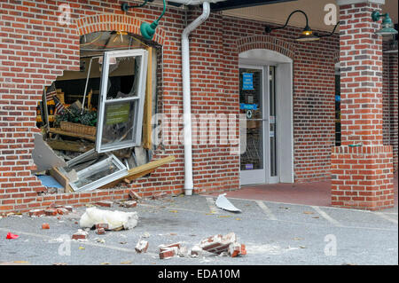 Media, New York, USA. 06Th Jan, 2015. Conducteur ivre se plante sa Jeep Compass dans un Wine & Spirits liquor store in Media, New York en laissant un trou béant dans le mur de brique et d'exposer des centaines de bouteilles de vin : Don Mennig Crédit/Alamy Live News Banque D'Images