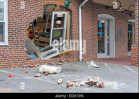 Media, New York, USA. 06Th Jan, 2015. Conducteur ivre se plante sa Jeep Compass dans un Wine & Spirits liquor store in Media, New York en laissant un trou béant dans le mur de brique et d'exposer des centaines de bouteilles de vin : Don Mennig Crédit/Alamy Live News Banque D'Images