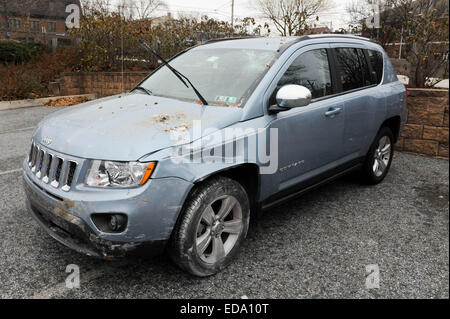 Media, New York, USA. 06Th Jan, 2015. Conducteur ivre se plante sa Jeep Compass dans un Wine & Spirits liquor store in Media, New York en laissant un trou béant dans le mur de brique et d'exposer des centaines de bouteilles de vin : Don Mennig Crédit/Alamy Live News Banque D'Images