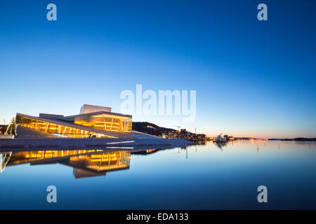 Oslo Opera House cirées au crépuscule, crépuscule du matin, la Norvège Banque D'Images