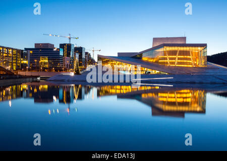 Oslo Opera House cirées au crépuscule, crépuscule du matin, la Norvège Banque D'Images