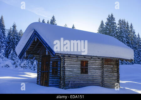 Hütte in einer Schneelandschaft bei Elmau, Oberbayern, Bayern, Deutschland, Europa. Banque D'Images