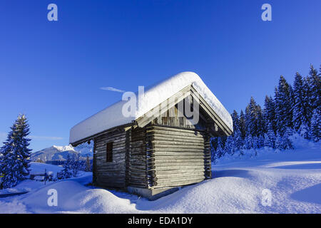 Hütte in einer Schneelandschaft bei Elmau, Oberbayern, Bayern, Deutschland, Europa. Banque D'Images