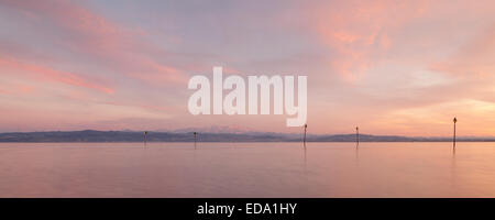 Lumière du soir sur la mer, le lac de Constance, Friedrichshafen, Bade-Wurtemberg, Allemagne Banque D'Images