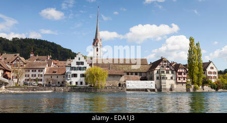 Paysage urbain sur la rive du Rhin, Stein am Rhein, dans le canton de Schaffhouse, Suisse, Europe Banque D'Images