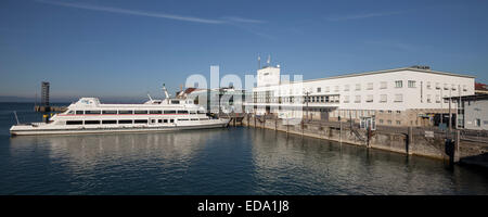 Navire à passagers dans le port en face de la musée Zeppelin, le lac de Constance, Friedrichshafen, Bade-Wurtemberg, Allemagne Banque D'Images