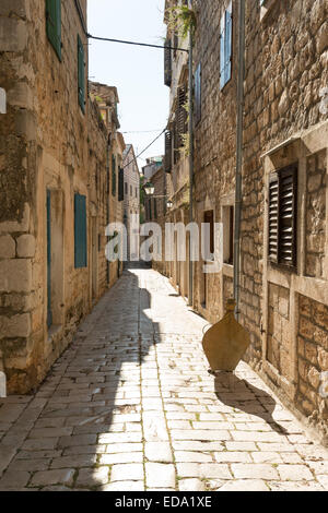 Rue étroite du quartier historique de Stari Grad, île de Hvar, Croatie Banque D'Images