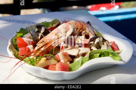 Salade de poulpe frais avec des tomates, des aliments frais, la cuisine italienne, des fruits de mer dans la plaque, le thon frais et salade de poulpe, cuisine grecque Banque D'Images