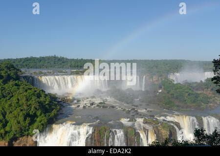 Verser de l'eau et arc-en-ciel sur la puissante chutes d'Iguaçu au Brésil. Foz do Iguaçu Iguaçu Banque D'Images