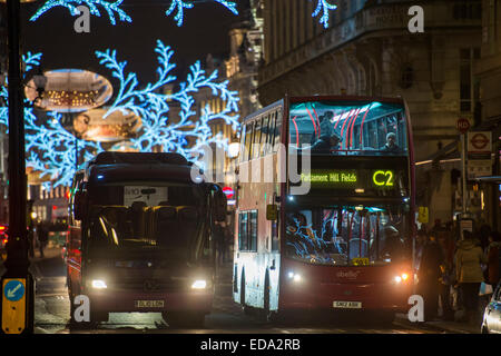 Londres, Royaume-Uni. 06Th Jan, 2015. Le jour de l'an sur Oxford et Regent Streets - les gens n'ont pas été apaisés par excès de Noël ou le temps froid. Ils continuent à chercher des bonnes affaires en grand nombre, dans la douce lueur des lumières de Noël. Crédit : Guy Bell/Alamy Live News Banque D'Images