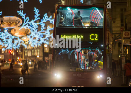 Londres, Royaume-Uni. 06Th Jan, 2015. Le jour de l'an sur Oxford et Regent Streets - les gens n'ont pas été apaisés par excès de Noël ou le temps froid. Ils continuent à chercher des bonnes affaires en grand nombre, dans la douce lueur des lumières de Noël. Crédit : Guy Bell/Alamy Live News Banque D'Images