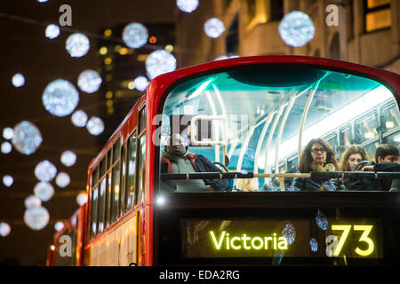 Londres, Royaume-Uni. 06Th Jan, 2015. Le jour de l'an sur Oxford et Regent Streets - les gens n'ont pas été apaisés par excès de Noël ou le temps froid. Ils continuent à chercher des bonnes affaires en grand nombre, dans la douce lueur des lumières de Noël. Crédit : Guy Bell/Alamy Live News Banque D'Images